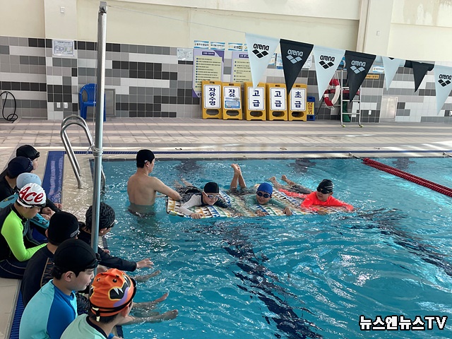 (생존수영) 생활속 구조물 이용 뜨기.jpg