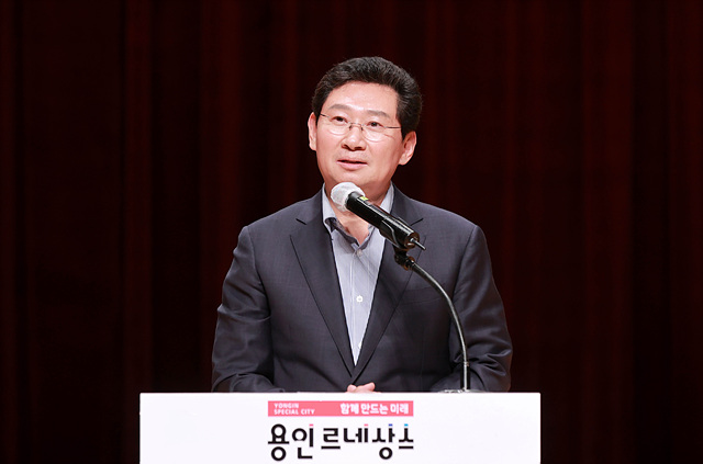 6-1. 이상일 용인특례시장이 4일 열린 제27회 노인의 날 기념식에서 축사를 하고 있다..jpg