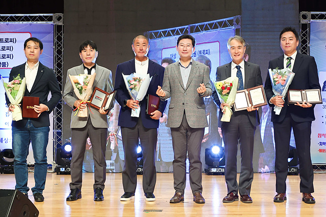 9-3. 이상일 용인특례시장(왼쪽에서 세번째)이 6일 시.jpg