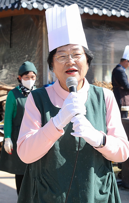 쌀문화축제 가마솥밥에서 인사하는 김경희시장.jpg