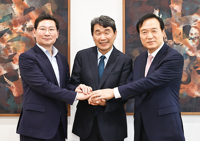 1-4. 이상일 시장과 임태희 교육감이 이주호 사회부.jpg