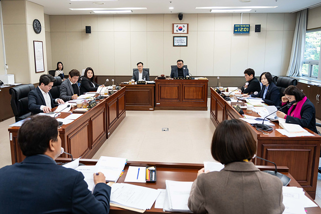 20231122 행정사무감사 2일차(2)경제환경위원회.jpg