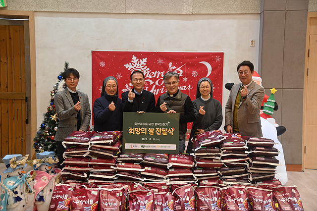 (보도자료)‘훈훈한 연말 되길’... 화성시, 농협 화성시지부와 복지시설에 쌀 기부.jpg