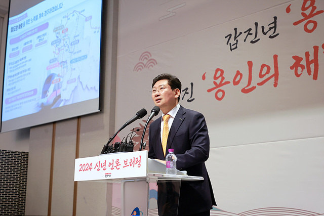 4-2. 이상일 용인특례시장이 지난 10일 신년 언론브리핑을 열고, 시의 반도체 산업 육성을 위한 교통 인프라 확충 계획을 설명하고 있다..jpg
