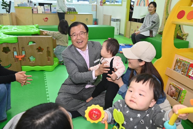 이현재 하남시장, 육아종합지원센터 깜짝 방문…“시간제보육 적극 지원” (2).jpg