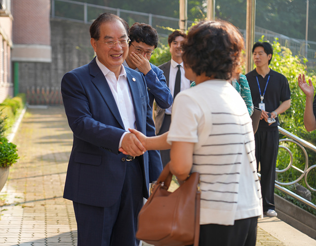 20240808 하윤수 교육감 8일 검정고시 고사장 격려 방문(사진설명)_붙임1.jpg