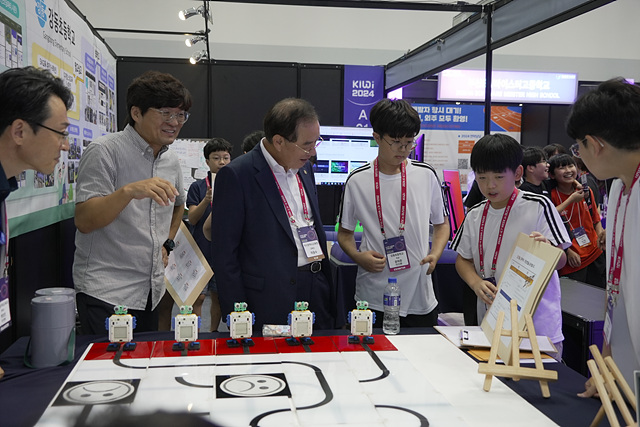 20240910 하윤수 교육감 10일 AI 교육관 부스 관람(사진설명)_붙임1.jpg