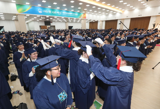 사진1_2일_신천지예수교_청주교회에서_열린_‘시온기독교선교센터_116기_수료식’_에서_성경을_통달했다는_의미의_수술넘김을.jpg