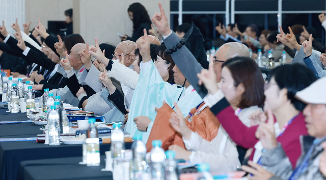 사진1_10월_30일_청주에서_열린_'제3기_만국초청_계시록특강'에서_참석자들이_'위아원We_are_one'을_외치고.jpg