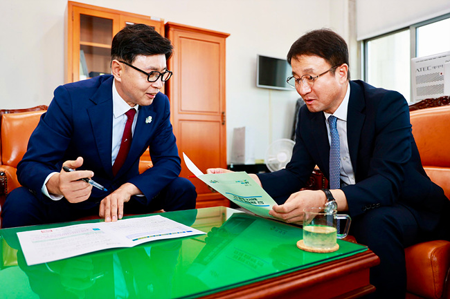 1-1. 김철우 보성군수(왼쪽)가 국회에서 한병도 예산결산특별위원장(오른쪽)을 만나 보성군 주요 현안사업 국비 지원을 건의하고 있다..jpg