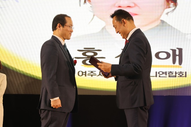 2. 5일 여주 실내체육관에서 열린 ‘제20회 자원봉사자의 날 기념식’에서 신천지자원봉사단 이천지부 홍기철 지부장이 여주시장상을 수상하고 있다..jpg