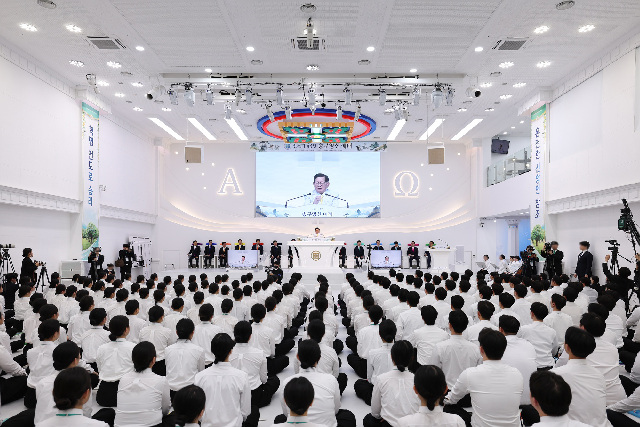 사진2_이만희_총회장이_지난_1일_신천지예수교회_바돌로매지파_영등포교회에서_진행된_2026년_송구영신_예배를_인도하고.jpg