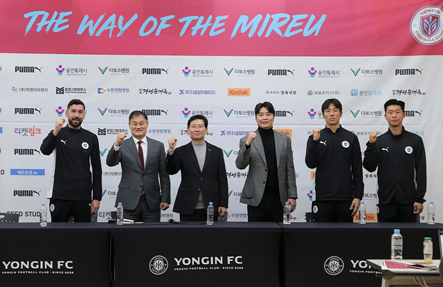 3-5. 이상일 용인특례시장이 4일 포은아트홀에서 열린 용인FC 창단 기자회견을 마친 뒤 최윤겸 감독, 이동국 테크니컬 디렉터, 선수들과 기념사진 촬영을 하고 있다..jpg