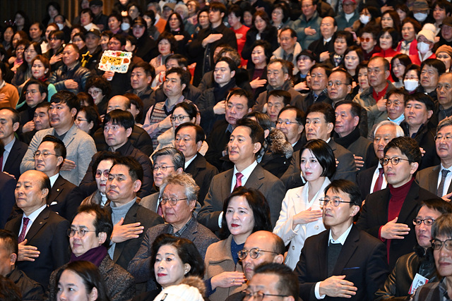 사진3. 오세훈 서울시장이 5일(월) 중구 충무아트센터에서 열린 '2026년 중구 신년인사회'에 참석해 국민의례하고 있다..jpg