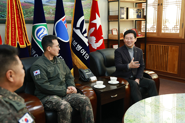 6-4. 이상일 용인특례시장은 3일 제55보병사단을 방문해 예민철 사단장(소장) 등 군 관계자들과 양 기관의 협력 방안을 논의했다.jpg