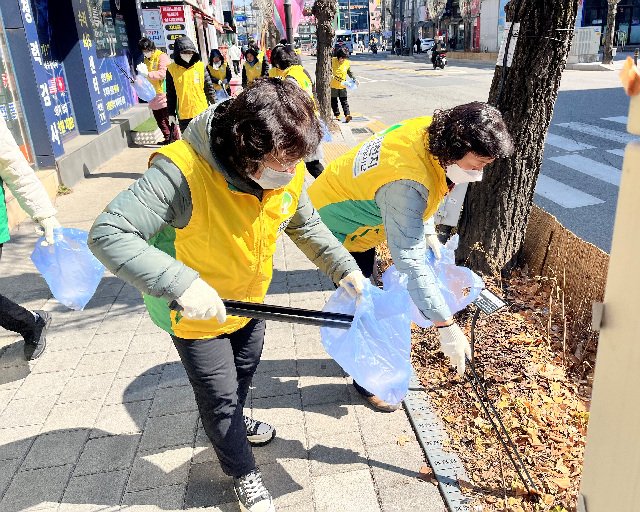 2. 지난 7일 이수흥공원 일대에서 이천지부 봉사자들이 ‘자연아 푸르자’ 거리정화 활동을 진행하고 있다..jpg