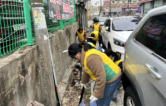 2. 지난 11일 여주종합터미널 일대에서 이천지부 봉사자들이 ‘자연아 푸르자’ 거리정화 활동을 펼치고 있다..jpg