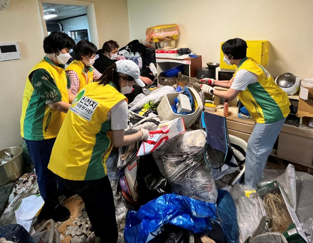 1. 지난 18일 이천지부 봉사자가 여주시 점봉동의 취약계층 가정을 방문해 ‘사랑을 전하는 집청소’ 봉사활동을 펼치고 있다.jpg