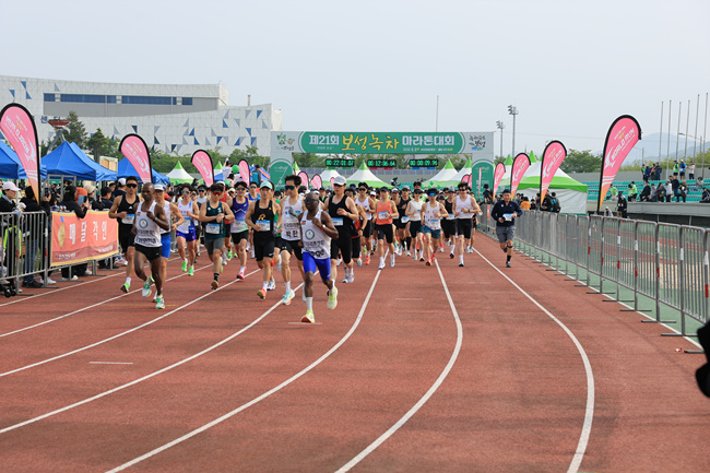 ①차향 가르며 힘찬 스타트! 제21회 보성녹차마라톤대회 열기 ‘후끈’(2).jpg