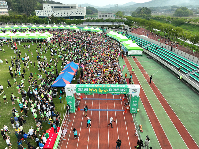 ①차향 가르며 힘찬 스타트! 제21회 보성녹차마라톤대회 열기 ‘후끈’.jpg