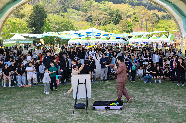 1-3. 제49회 보성다향대축제, 차 축제의 귀환! 성대한 마무리!_‘보성 Tea-Concert(티-콘서트)’ 말자할매를 즐기는 관광객들.jpg