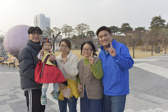 여주 출렁다리에 놀러온 한 가족들과 함께 한 박시선 더불어민주당 여주시장 예비후보.jpg
