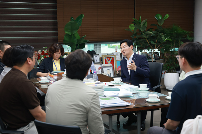 9-4. 8일 시장실에서 이상일 시장과 (주)크루버스 관계자가 대화를 나누고 있다.jpg