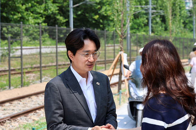 [보도사진2]주민과 대화중인 서준오 노원구청장.jpg