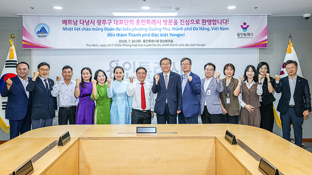 7-1. 30일 시청 영상회의실에서 간담회 참석자들이 기념사진을 찍고 있다.jpg