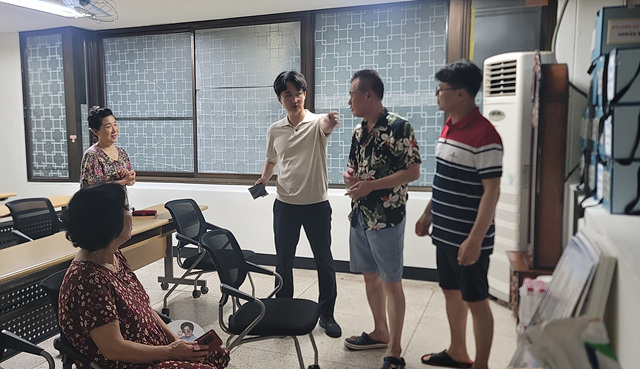 [노원구 참고사진01] 현장대응을 지휘하며 관계자 및 주민들과 대화하는 서준오 노원구청장.jpg