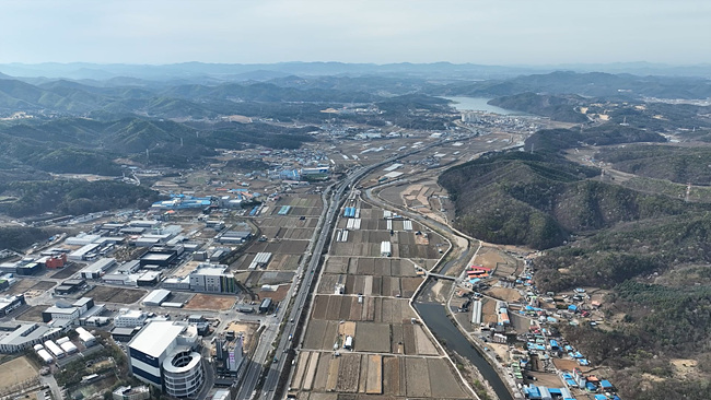 1. 용인 첨단 시스템 반도체 국가산단이 들어설 이동·남사읍 일대 전경. 중앙을 관통하는 도로가 국도 45호선.jpg