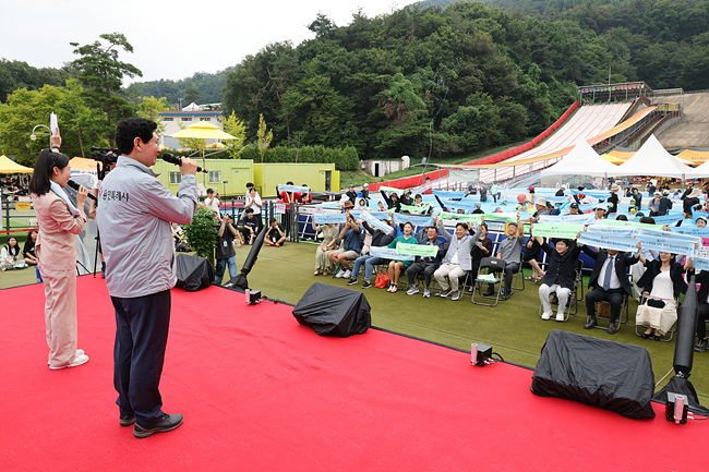 2-2. 이상일 용인특례시장이 15일용인시청소년수련원 개원 30주년 기념행사에서 비전선포를 하고 있다.jpg