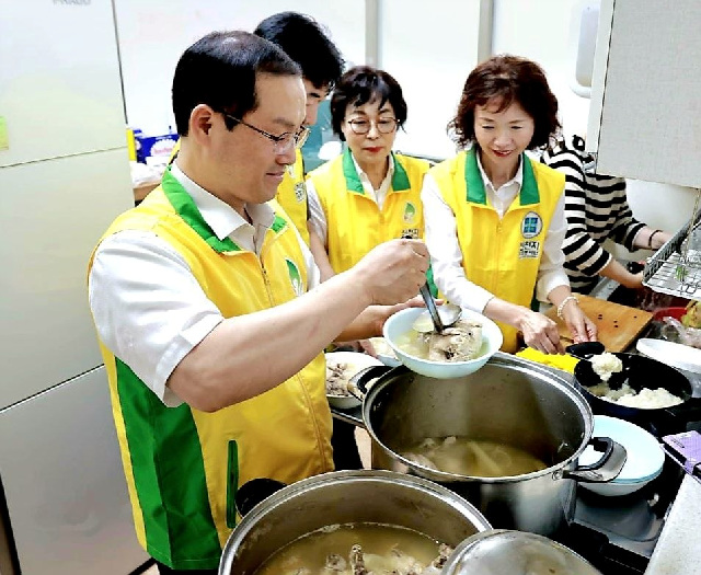 2. 21일 신천지자원봉사단 이천지부 봉사자들이 6·25참전용사를 위해 삼계탕을 준비하고 있다..jpg