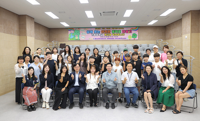 11-3. 이상일 시장이 28일 기흥중학교를 방문해 청곡초등학교 학생, 학부모들과 교육환경 발전 방안에 대해 의견을 교환했다..jpg