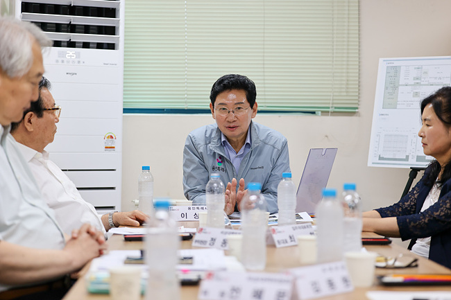 10-1. 이상일 용인특례시장은 28일 주민 민원 현장을 찾아 간담회를 진행했다.jpg