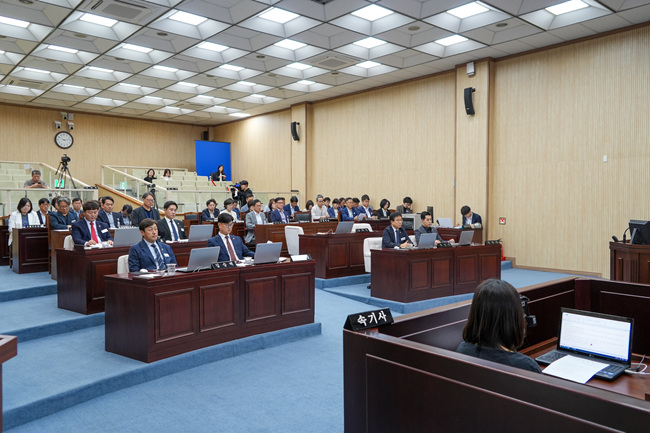 260911 안성시의회  제244회 제1차 정례회 제2차 본회의 열어 (2).jpg